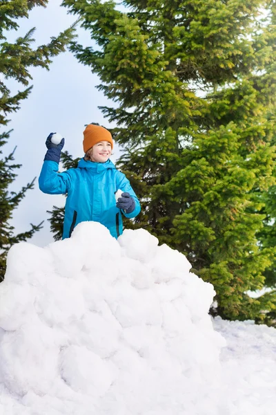 Rapaz jogando bolas de neve — Fotografia de Stock