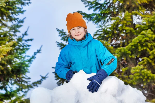 Roztomilé dítě budování sněhu pevnosti — Stock fotografie
