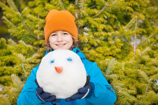 Chłopiec trzyma głowę snowmans — Zdjęcie stockowe