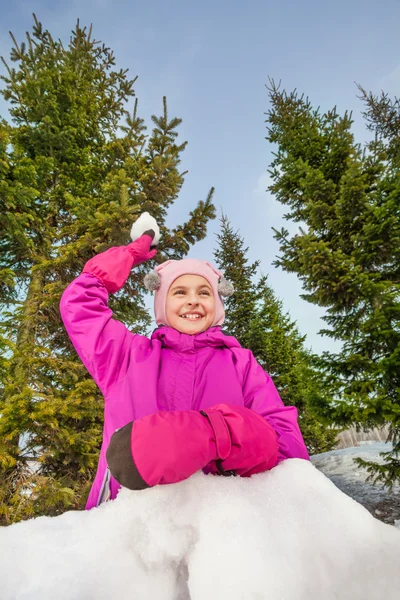 Chica feliz listo para lanzar bola de nieve — Foto de Stock