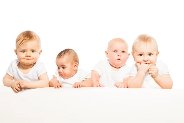 Quatro bebés em fila — Fotografia de Stock