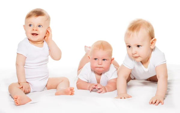 3 人の見ている赤ちゃんをクロールします。 — ストック写真