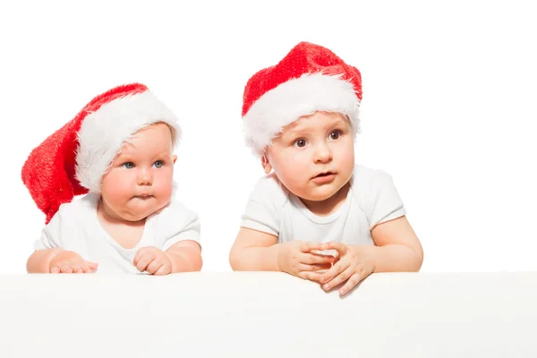 İki bebek Noel şapka giymek — Stok fotoğraf