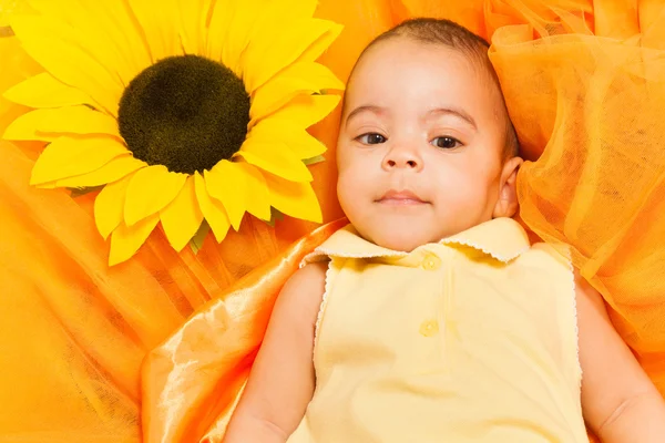 非洲的婴儿躺在向日葵布上 — 图库照片