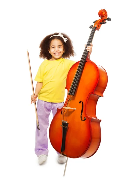 Africano ragazza holding violoncello e fiddlestick — Foto Stock