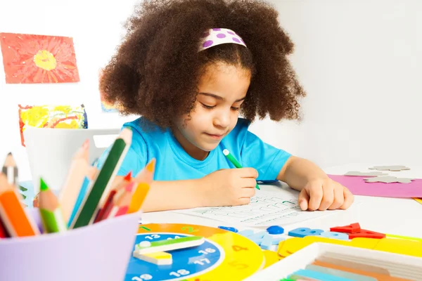 Niña africana pequeña escribiendo cartas — Foto de Stock