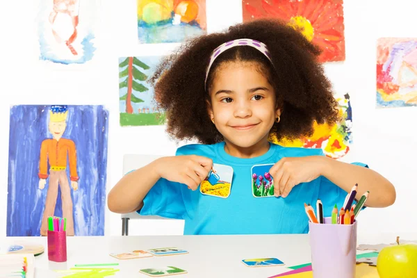 African girl plays developmental game — Stock Photo, Image