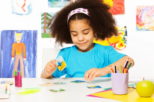 Africano menina correspondência cartões — Fotografia de Stock