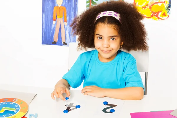 Linda chica africana aprender números — Foto de Stock