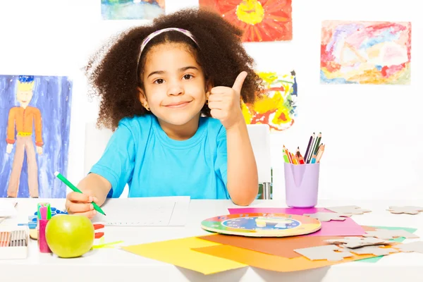 African girl holds thumbs up — Stock Photo, Image