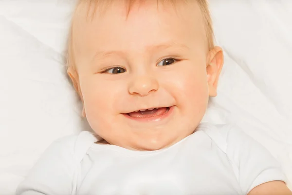 Blij gezicht van kleine baby — Stockfoto