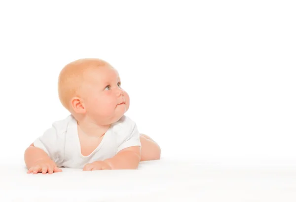 Zeki kız bebek üzerinde beyaz battaniye — Stok fotoğraf