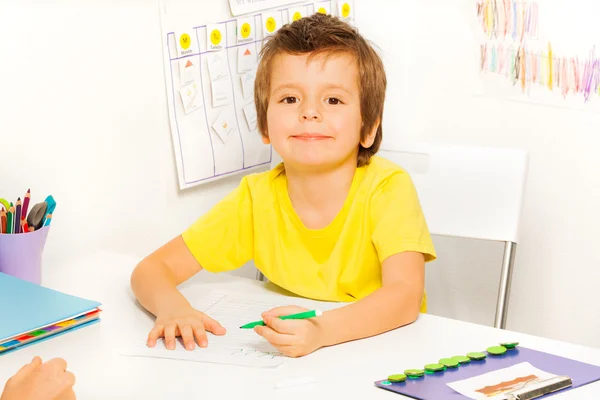 Menino desenha com caneta — Fotografia de Stock