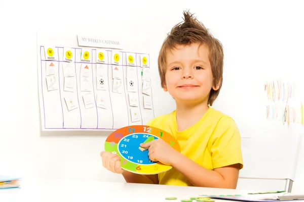 Ragazzo tenendo orologio cartone colorato — Foto Stock