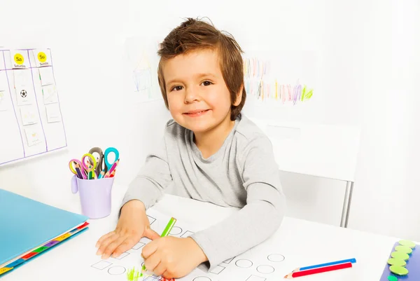 Small boy draws with pencil — Stock Photo, Image