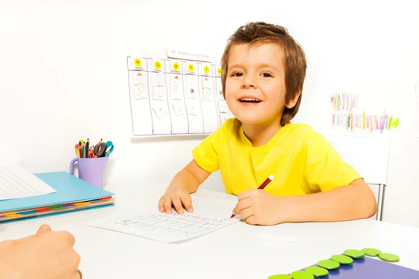 Lachende jongen trekt met potlood — Stockfoto