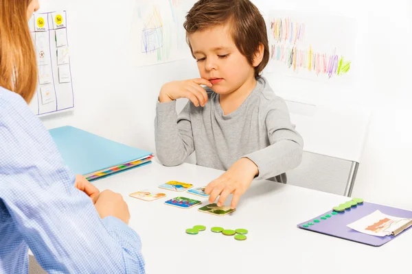 Preschooler boy plays in developing game — Stock fotografie