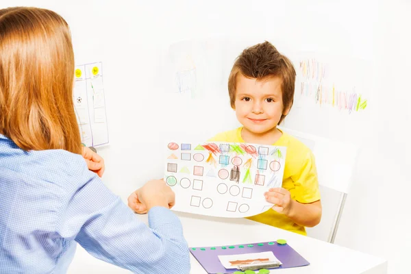 Carino ragazzo holding disegno — Foto Stock