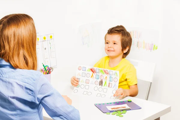 Menino feliz segurando desenho — Fotografia de Stock