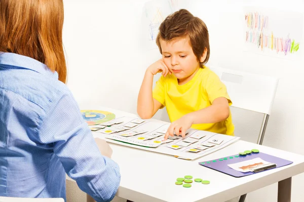 Ragazzo punti giorno attività carte — Foto Stock