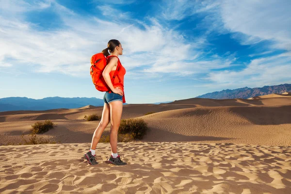 Mulher com mochila em pé no Vale da Morte — Fotografia de Stock