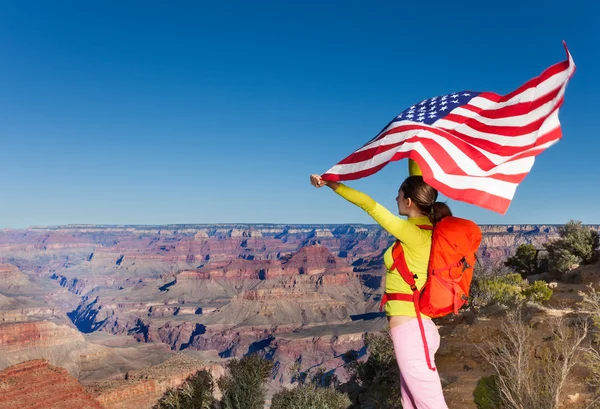 Žena nás drží vlajky — Stock fotografie