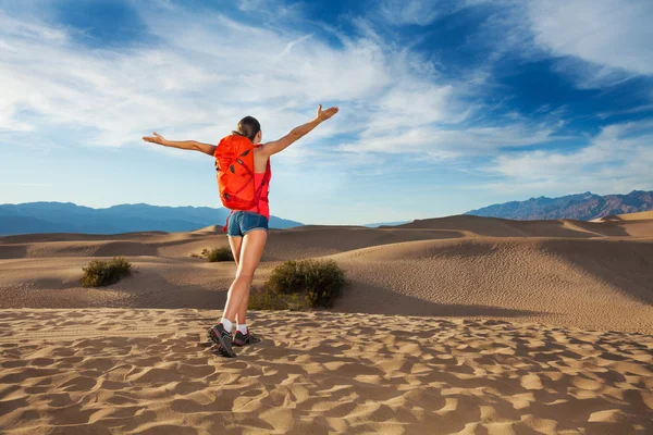 Girl with straight arms in Death valley — 图库照片