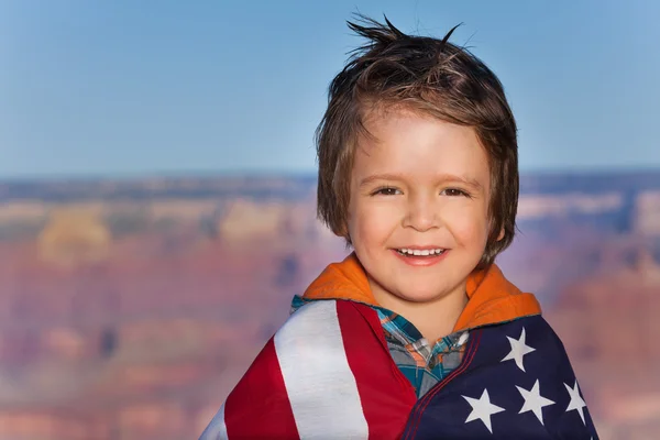 アメリカの国旗を持つ少年 — ストック写真