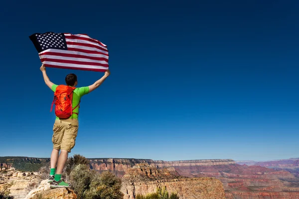 Man with rucksack and USA flag — 图库照片