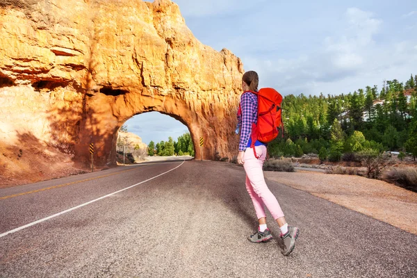 Girl walking on road with Red canyon — Stock fotografie