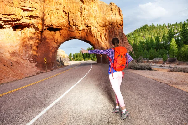 Girl hitch-hiking on road — Stock Photo, Image