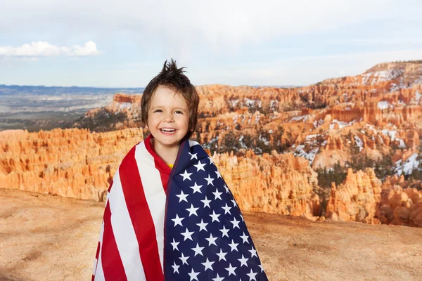 アメリカの国旗を持つ少年 — ストック写真