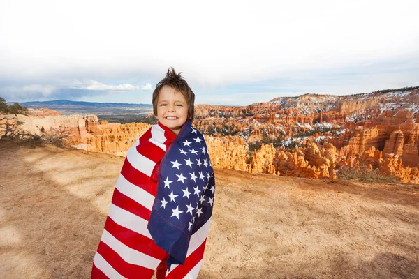 Menino com bandeira americana — Fotografia de Stock