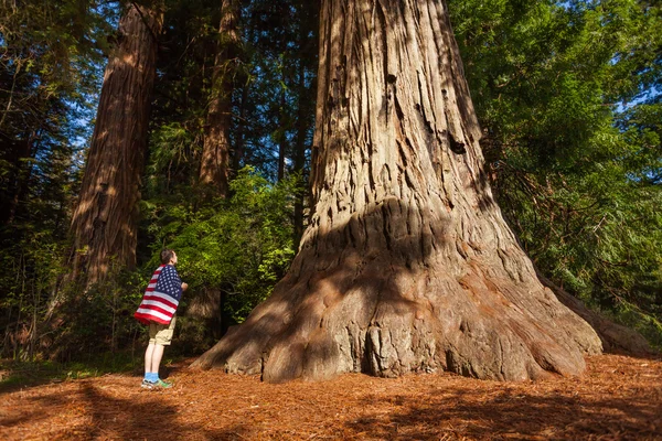 Uomo con bandiera USA sulle spalle — Foto Stock