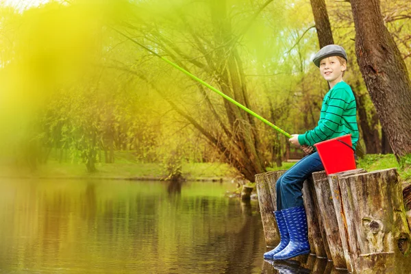 Junge angelt in der Nähe von schönen Teich — Stockfoto