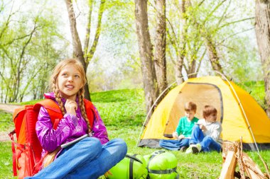 Sırt çantası ile görünümlü kız kampta aittir