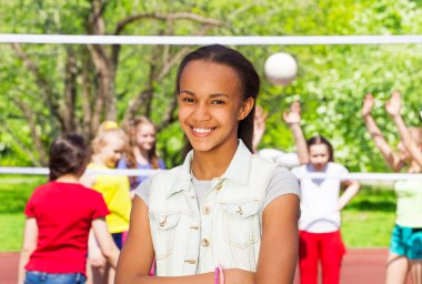 Afrikalı kız voleybol oyun sırasında