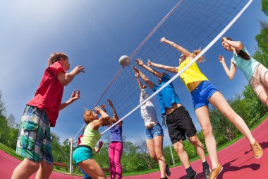 Voleybol oyun sahada oynayan gençler