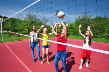 Gençler voleybol oyun sırasında