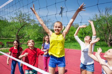 Gençler Voleybol net oynarken