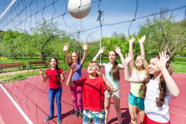 Net yakınındaki Voleybol oynayan gençler grup