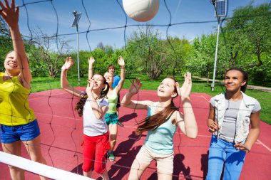 Gençler takım play Voleybol sahası