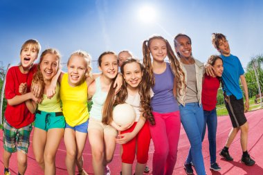 Voleybol oyun sahası üzerinde mutlu arkadaşlar
