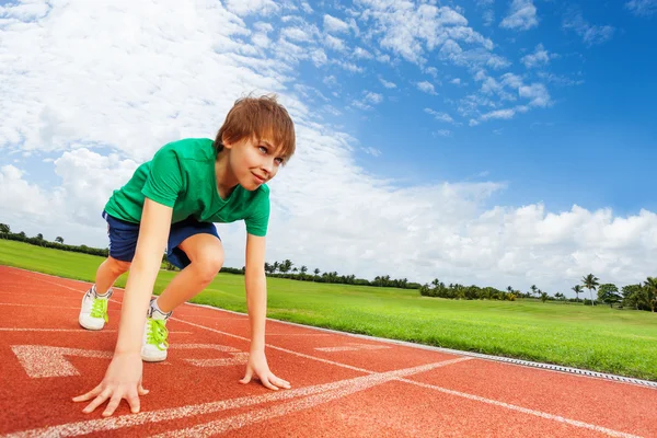 Menino no início pronto para correr — Fotografia de Stock