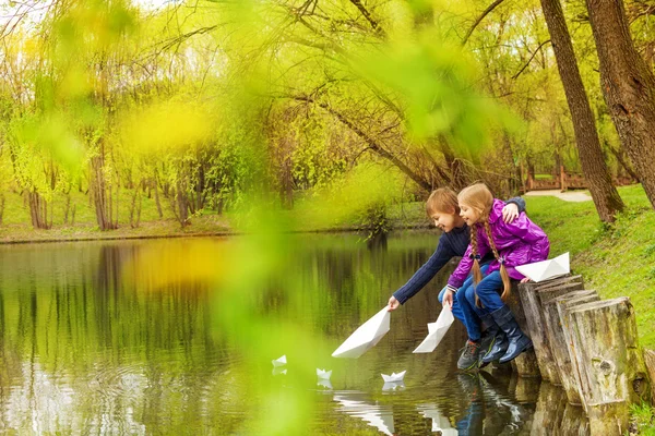 Pojke och flicka spelar med papper båtar — Stockfoto