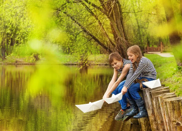 Boy and girl play with paper boats — Stock Photo, Image