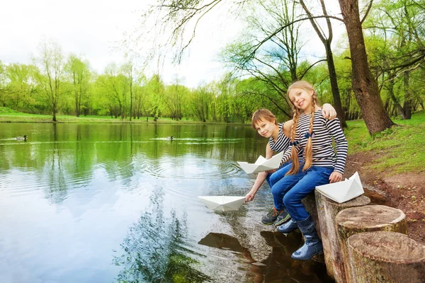 Boy, girl play with paper boats — Stock Photo, Image