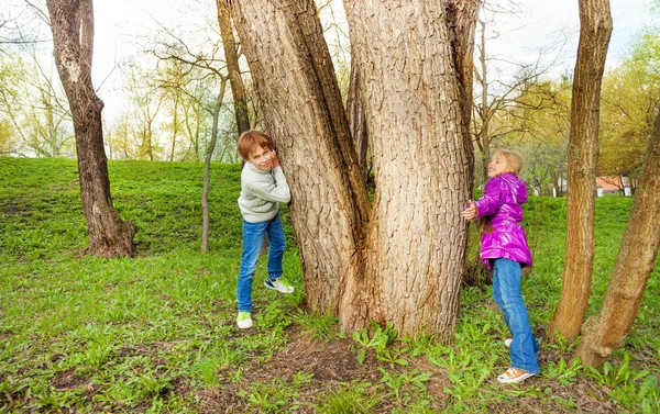 Boy with girl play hide and seek — Stock Photo, Image
