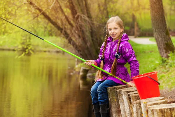 Lächeln Mädchen angeln in der Nähe Teich — Stockfoto