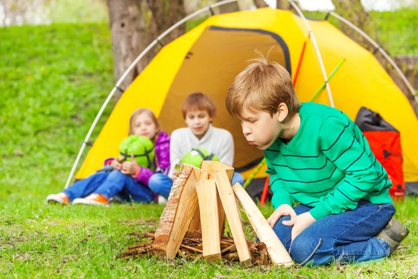 Junge bläst zum Lagerfeuer — Stockfoto